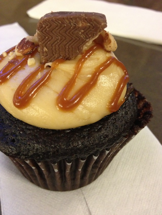 Snickers cupcake cako